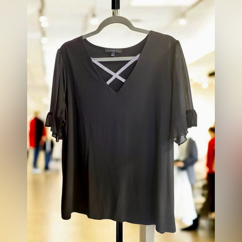 Atelier 29 Black Top w/ neckline Silver Accent
GUC 
PTP- 25.5
L-29